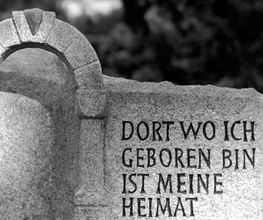 Tor mit Bernsteinintarsie