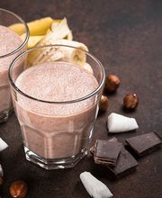 Fitnessprodukte
Für die gesunde und bewusste Ernährung bieten wir Ihnen ein reichhaltiges Sortiment. Zuckerfreie Alternativen für die Sporternährung oder auch diverse Protein- und Haferriegel.
Bei uns finden Sie zum Beispiel Produkte von HEJ NUTRITION und wir haben die junge aufstrebende Marke Barebells aus Schweden im Sortiment, die es sich zur Aufgabe gemacht haben, ohne „extra Zucker“ zu produzieren, sodass bei den Riegeln und Shakes der Geschmack trotzdem nicht zu kurz kommt.