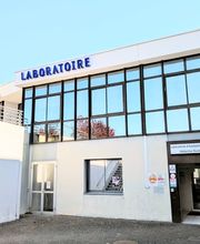 Entrée (à droite des urgences)