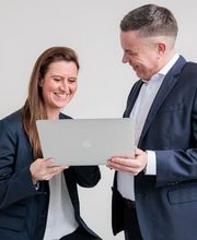 Beratung in der Agentur - AXA Versicherungsbüro Markus Schwetlick e.K. - Kfz Versicherung in  Gröbenzell