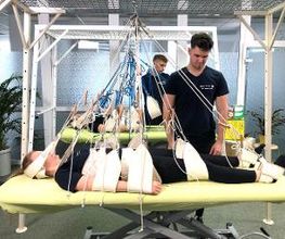 Schüler:innen bei der Anwendung der Schlingentherapie.
