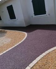 entrée de maison avec bordures en pavés La couture, Alvéostar rouge et Stardraine enrobé drainant rouge à Mensignac.