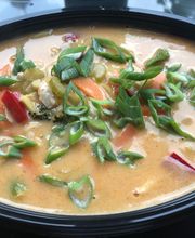 Zitronengras Kokossuppe mit Hühnchen und Gemüse – Schärfegrad auf Wunsch.