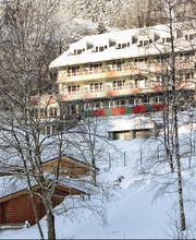 Außenansicht des Waldhaus am See im Winter.