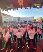 D.D.Project - Hip-Hop Tanzschule Dresden Tanzteam vor einem großen Stadtfestpublikum auf einer Open-Air-Bühne bei Sonnenuntergang, passend für Event, Auftritt und Bühnenshow.