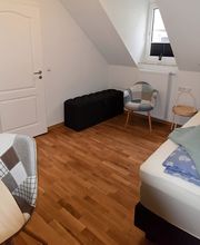 Einzelzimmer mit luxuriösem Boxspringbett (100x210), Bad mit ebenerdiger Dusche und modernem HD-TV. Dieses ist unser Zimmer 4.