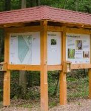 Eine Informationstafel markiert den Eingang des FriedWald Dietzenbach und macht auf den Wald als letzte Ruhestätte aufmerksam.