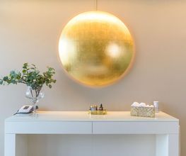 Stilvoll gestalteter Innenbereich bei Sense Treatments in Zollikerberg – moderne Praxis für Physiotherapie und Ästhetik
