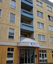 gelbes Haus mit Eingangsbereich zur WBS TRAINING.