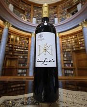 Infusio kraftvoller Rotwein im Bordeaux-Stil mit Aromen von reifen Brombeeren, Vanille, Sauerkirschen, Pflaumen, Kaffee und Schokolade. Die samtige Struktur wird durch reife Tannine und harmonische Extraktsüsse getragen. Mediterrane Nuancen und Tiefe unt