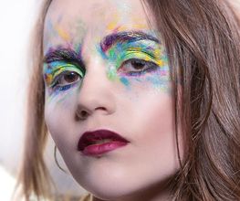 Portraitshooting Deluxe.
Ein Fotoshooting mit Visagistin und spezieller Beauty-Retouche.
So sind sie einmal der Star für einen Tag.