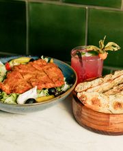 Unsere Salate bringen wir Dir mit unserem Original veganen Mauritius Dressing. - und hausgemachtem Pizzabrot an den Tisch