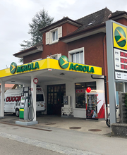 AGROLA Tankstelle in Lucens mit zwei Tanksäulen und Zahlterminal - Bleifrei und Diesel - Station service AGROLA - Sans Plomb 95 et 98