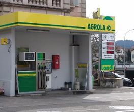 AGROLA Tankstelle in Wil an der Churfirstenstrasse. Eine Tanksäule mit Überdachung. Rechts Totem mit digitaler Preisanzeige und Landi Schild zu sehen.