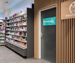 Verkaufsflaeche und Eingang zu Beratungsraum Amavita Apotheke Vispach