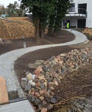 Außenanlagengestaltung mit Erdarbeiten,Hangsicherung und Bepflanzung