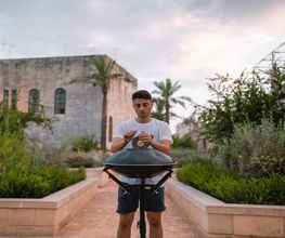 Du bist vom mystischen Klang der Handpan fasziniert und möchtest Dir Deine erste Handpan kaufen und erstmal auf ein günstiges Modell setzen? Mit unseren top Preis/Leistungs Black Magic Handpans bieten wir eine preiswerte Option, um auch mit einem kleineren Budget in die magischen Klangwelten der Handpan einzutauchen, ohne dabei auf eine gute Klangqualität oder vielseitigen Spielstil verzichten zu müssen.
Du kannst die Black Magic Handpan im Handpan Showroom Oldenburg ausprobieren und kaufen oder bei www.Handpan.World online bestellen.