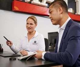Das Team von Mail Boxes Etc. besteht aus engagierten und erfahrenen Experten, die sich darauf konzentrieren, Ihnen den bestmöglichen Service zu bieten. Wir sind stolz darauf, ein professionelles und freundliches Team zu haben, das Ihnen bei allen Fragen und Anliegen rund um den Versand und andere Dienstleistungen zur Verfügung steht.
Unsere Mitarbeiter sind speziell ausgebildet, um Ihnen individuelle Lösungen für Ihre spezifischen Bedürfnisse zu bieten. Wir hören zu und beraten Sie gerne bei der Auswahl des richtigen Services und der optimalen Versandoptionen. Bei Mail Boxes Etc. ist der Kundenservice unsere oberste Priorität und wir tun alles, um sicherzustellen, dass Sie mit unseren Dienstleistungen zufrieden sind.
Unser Team ist auch auf dem neuesten Stand der Technik und nutzt modernste Tools und Technologien, um Ihnen eine schnelle und effiziente Abwicklung Ihrer Anfragen und Aufträge zu ermöglichen.
Wenn Sie Fragen haben oder Hilfe benötigen, zögern Sie bitte nicht, uns zu kontaktieren. Wir freuen uns darauf, Ihnen zu helfen!