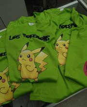 Vinilo de corte e impresión, sobre camiseta deportiva.