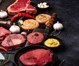 FRISCHETHEKE
An unserer Frischetheke finden Sie den Großteil unseres Fleischangebotes. Außerdem beraten und bedienen wir Sie mit Wurst, Käse und Antipasti. Auf Ihre Fragen und Wünsche geht unser Team gerne ein! Nehmen Sie auch die Möglichkeit für Vorbestellungen wahr. Wir bereiten Ihre Bestellung zur Abholung für Sie vor. Wir stellen einige Produkte auch selbst bei uns her, dazu gehören frische Garnelensalate, Fleischsalat, Geflügelsalat, Bratensalat, Kartoffelsalat, Frischkäse und vieles mehr!