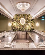 LE BAR À DESSERTS POUR S’OFFRIR UN SHOW 

Le majestueux bar à desserts offre une expérience encore inédite chez Ladurée. Habillé de marbre et de cannage laiton, le bar en forme de U accueille quinze chaises hautes dans une atmosphère cosy.