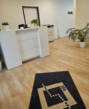 Empfang mit weißem Tresen.