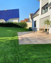 Terrasse und Rollrasen beim Neubau