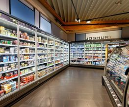 Molkereiprodukte und vegane Alternativen
Milch ist nicht nur pur ein Genuss. Ob von Kuh, Ziege oder Schaf, ob als Milchreis, Joghurt, Skyr, Molke oder Kefir, ob als Pudding, Milch-Drink, Käse, Trinksauermilch oder Quark – der Frischemarkt EDEKA Prahl bietet Milchvariationen für jeden Geschmack.