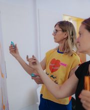 Gemeinsames Arbeiten an einer Visualisierung während eines Workshops bei Martina Grigoleit – Graphic Recording in Lübeck, bei dem Inhalte Schritt für Schritt sichtbar entstehen.