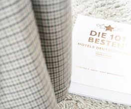 Ausgezeichnete Qualität und Inspiration. Das RIVA Konstanz gehört zu den besten Adressen Deutschlands und bietet seinen Gästen ein Erlebnis, das über den klassischen Hotelaufenthalt hinausgeht. Tauchen Sie ein in eine Welt, in der Leidenschaft und Persönlichkeit spürbar sind.