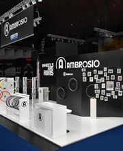 Moderner, Schwarzer Messestand von Rappenglitz Messebau, Mietmöbel & Markenbau