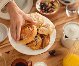 Morgengold bringt frische Brötchen direkt an die Haustür – in zahlreichen Städten und Regionen in Deutschland und Österreich. Ob werktags, an Sonntagen oder an Feiertagen, unser zuverlässiger Brötchenlieferservice sorgt für ein entspanntes Frühstück mit ofenfrischen Backwaren aus regionalen Handwerksbäckereien.