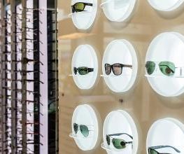 Brillen- und Sonnenbrillenpräsentation im Optiker-Fachgeschäft Demmin