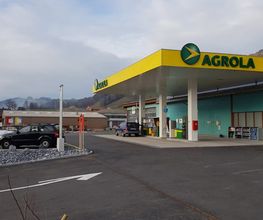 AGROLA Tankstelle in Neu St. Johann mit Landi und LAVEBA Shop. Links Einfahrt zu sehen. Überdachte Tankstelle.