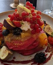 Red Velvet Pancakes mit Waldbeerenragout und Früchten