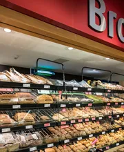 Bäckerei und Backshop
Allein der Duft ist ein Genuss!
Kross splittern die knusprigen Brötchen. Beim Anblick der frisch gebackenen Brote mit goldbrauner Kruste läuft das Wasser im Mund zusammen. Dazu zahlreiche süße Versuchungen. Unser tägliches Brot von Schäfer’s – einfach lecker.