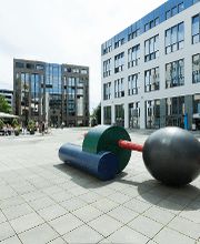 Kunstinstallation auf einem Platz vor einem Bürogebäude.