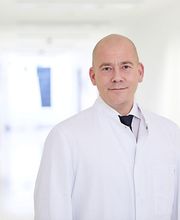 Chefarzt Dr. Patrick A. Weidle ist besonders spezialisiert auf die Behandlung von Rückenschmerzen.