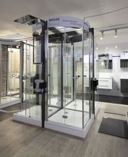 Sanitärausstellung mit Duschkabinen, Badewannen, Waschbecken, WCs, Armaturen und Installationszubehör.