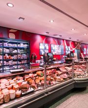 FRISCHETHEKE
An der Frischetheke steht unser Team bereit, um Sie zu beraten und zu bedienen. Neben einer frischen Auswahl aus Fleisch, Wurst und Käse, bieten wir auch leckeren Fisch an – auch geräuchert. Außerdem verfügen wir über eine Salatbar, an der Sie auch Antipasti erhalten. Sehen Sie sich auch die Produkte aus unserer Herstellung an wie Frischkäse, Wurstsalat, Kartoffelsalat, Fleischsalat und Eiersalat.
An der heißen Theke stehen Ihnen jeden Tag leckere und warme Snacks und Mahlzeiten zur Auswahl und dazu wechselnde Mittagsangebote. Vorbestellungen nehmen wir gerne entgegen und bieten zudem einen Plattenservice an, der bei Gästen auf Partys garantiert gut ankommt!