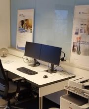 PC-Arbeitsplatz mit zwei Monitoren, Tastatur, Maus und Headset.