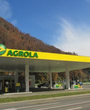 AGROLA Tankstelle in Schattdorf, Uri; überdacht mit TopShop; im Hintergrund Waldhügel