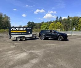 Academy Fahrschule Baumann - Stuttgart Vaihingen - Praxisnahes Anhängertraining auf einem Übungsplatz mit Auto und Anhänger für sicheres Rangieren, Fahren und Vorbereitung auf den Anhängerführerschein.