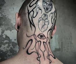 Blackwork-Tattoo auf Kopf und Nacken mit Auge, Herz und abstrakten Linien im surrealen, modernen Stil.