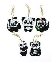 Diamond Painting ist ein tollern Freizeitspass für gross und klein! Hier finden sie viele coole Taschen- und Schlüsselanhänger!