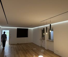 Komplette Wohnraumgestaltung mit Wanddurchbruch, Q4-Oberflächen, direkter und indirekter Beleuchtung sowie Parkettverlegung – alles aus einer Hand.