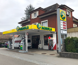 AGROLA Tankstelle in Lucens mit zwei Tanksäulen und Zahlterminal - Bleifrei und Diesel - Station service AGROLA - Sans Plomb 95 et 98