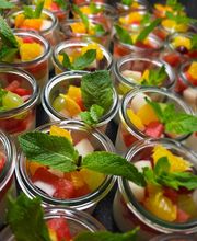 Obstsalat auf Naturjoghurt