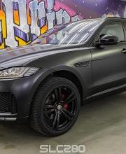 Jaguar foliert in schwarz matt oracal