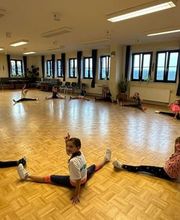 D.D.Project - Hip-Hop Tanzschule Dresden Kindertraining im hellen Saal mit Dehnübungen und viel Platz, passend für Kindertanz, Beweglichkeit und altersgerechten Tanzunterricht.